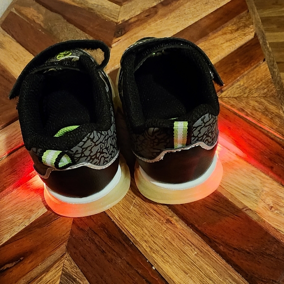 🍁2 for $15🍁NWOT Jurassic World Toddler Light Up Sneakers sz6 - Picture 4 of 6